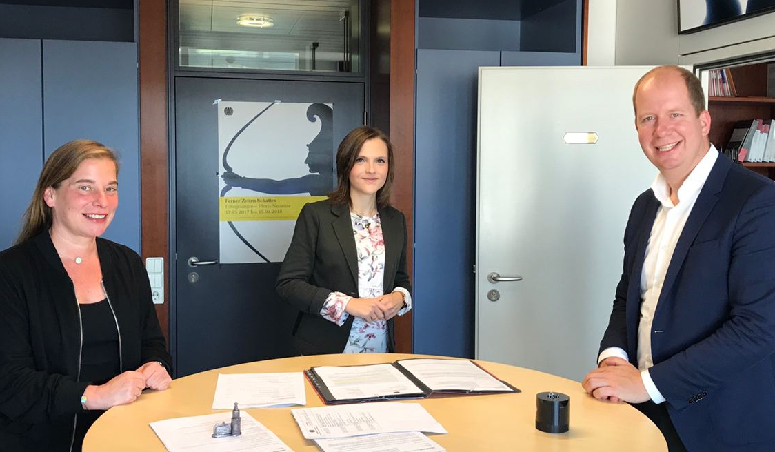 Elisabeth Kaiser (Mitte) begrüßt die Stiftungsvorstände Katarina Peranic und Jan Holze in ihrem Berliner Büro