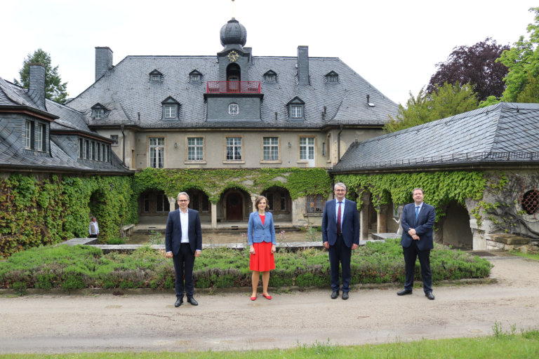 Georg Maier, Elisabeth Kaiser, Marko Wolfram und Steffen Kania vor der Villa Bergfried